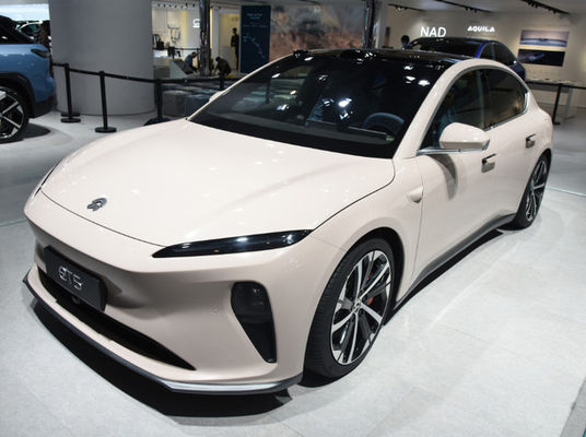gauche de NIO ET5 de voitures électriques de la haute performance 200km/h orientant les berlines électriques de luxe