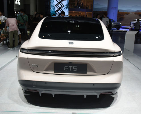 gauche de NIO ET5 de voitures électriques de la haute performance 200km/h orientant les berlines électriques de luxe
