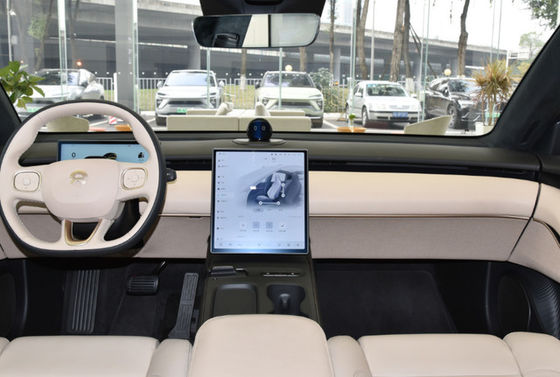 gauche de NIO ET5 de voitures électriques de la haute performance 200km/h orientant les berlines électriques de luxe