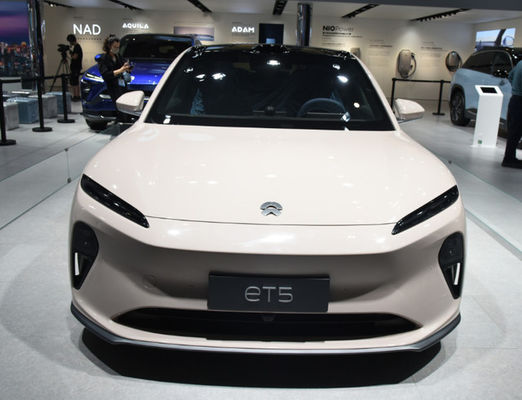 gauche de NIO ET5 de voitures électriques de la haute performance 200km/h orientant les berlines électriques de luxe