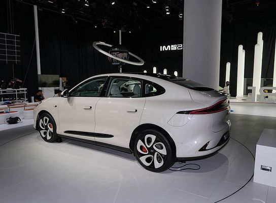 Zhiji LS6 Puissance maximale de 575 kW Toutes les voitures électriques avec une vitesse maximale de 252 km / h Véhicule de sport électrique