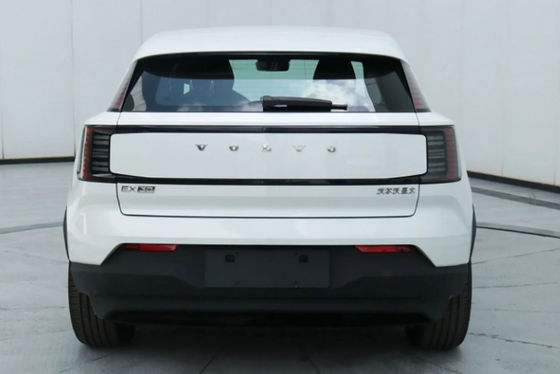 Le petit SUV électrique Volvo haut de gamme et le véhicule électrique à longue portée à Volvo EX30 en marche