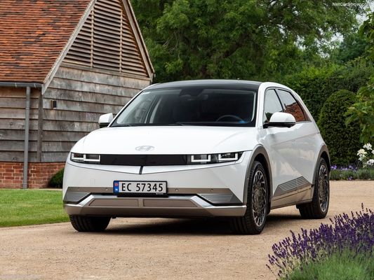 nouvelle famille de voitures tout électriques de Hyundai Ioniq5 Charmant, design futuriste avec une autonomie de 430 km