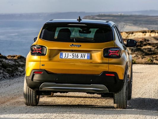 Petite voiture familiale, tout électrique SUV crossover Jeep Avenger avec WLTP400km