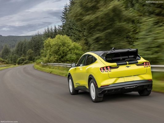 Une suspension de rallye unique, une voiture familiale, un sentiment de course au Ford Mustang Mach-E Rally (2024) 480 chevaux