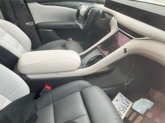 Presale Zhiji L6 Pure électrique 4 portes berline Moteur Puissance 216kw Avec une roue en acier à demi-spoke Nouvelle voiture d'énergie