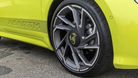 Cute et sportive à Abarth 500e Hot Hatchback voiture électrique aussi amusante que l'essence 152P.S puissance moteur