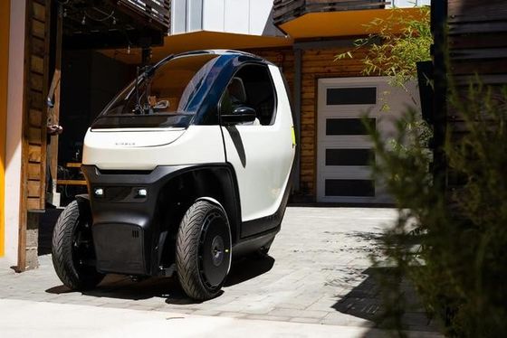 Mini EV car @ Nimbus One Un véhicule compact et inclinable capable d'atteindre des vitesses allant jusqu'à 50 mph avec une batterie pour les déplacements urbains