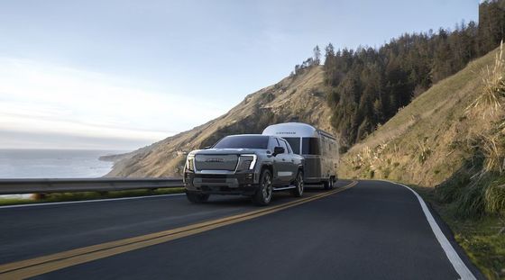 Le groupe motopropulseur à double moteur GMC Sierra EV avec 754P est conçu pour remorquer jusqu'à 9500 livres et peut transporter jusqu'à 1300 livres de charge utile