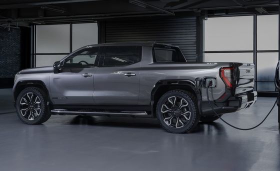 Le groupe motopropulseur à double moteur GMC Sierra EV avec 754P est conçu pour remorquer jusqu'à 9500 livres et peut transporter jusqu'à 1300 livres de charge utile