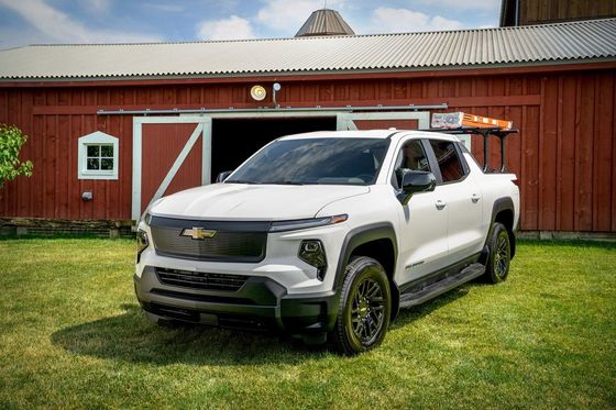 Nouveau camion électrique 2024 Chevrolet Silverado EV avec une autonomie impressionnante de 450 miles EPA fonctionnant à une capacité de remorquage de 10000 livres