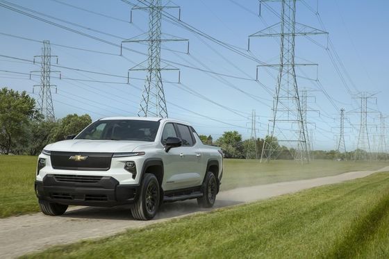 Nouveau camion électrique 2024 Chevrolet Silverado EV avec une autonomie impressionnante de 450 miles EPA fonctionnant à une capacité de remorquage de 10000 livres