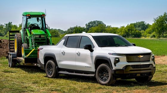Nouveau camion électrique 2024 Chevrolet Silverado EV avec une autonomie impressionnante de 450 miles EPA fonctionnant à une capacité de remorquage de 10000 livres
