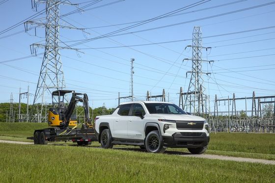 Nouveau camion électrique 2024 Chevrolet Silverado EV avec une autonomie impressionnante de 450 miles EPA fonctionnant à une capacité de remorquage de 10000 livres
