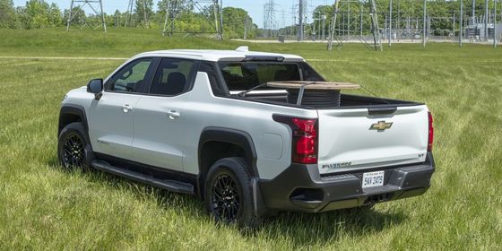 Nouveau camion électrique 2024 Chevrolet Silverado EV avec une autonomie impressionnante de 450 miles EPA fonctionnant à une capacité de remorquage de 10000 livres