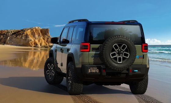 Le prochain SUV entièrement électrique 2024 Jeep Recon EV avec toit pliable, portes et roches rampantes.