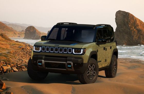 Le prochain SUV entièrement électrique 2024 Jeep Recon EV avec toit pliable, portes et roches rampantes.