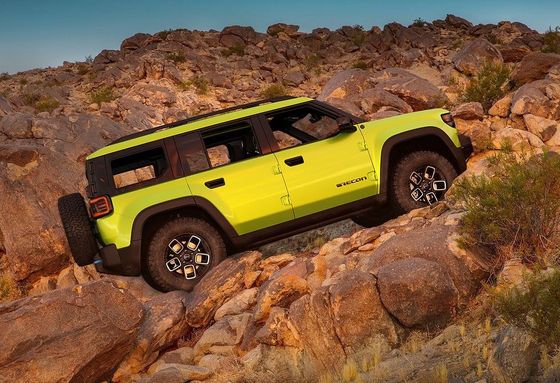Le prochain SUV entièrement électrique 2024 Jeep Recon EV avec toit pliable, portes et roches rampantes.