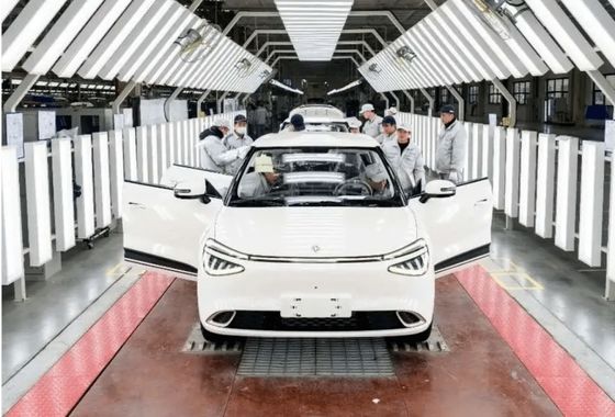 Les dernières voitures purement électriques Dongfeng Nammi 01 Hatchback EV Et une portée impressionnante Et une batterie à l'état solide