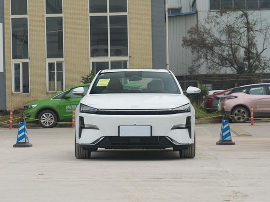 2024 Geely L6 Plug In Hybrid Electric Car avec une autonomie de 1370 km