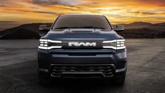 Tout électrique zéro émission Ram 1500 REV Avec des repères exceptionnels dans le remorquage, une portée de 350 miles à 168kwh batterie
