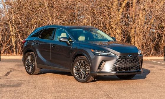 SUV crossover luxueux 2024 Lexus RX 450h+ PHEV avec une autonomie électrique de 37 miles