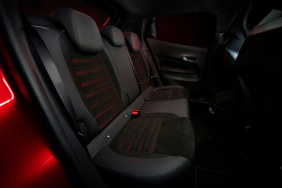 La voiture compacte la plus sportive Alfa Romeo Première EV Milano Avec 2 options de transmission 156ph & 240ph WLTC 240miles