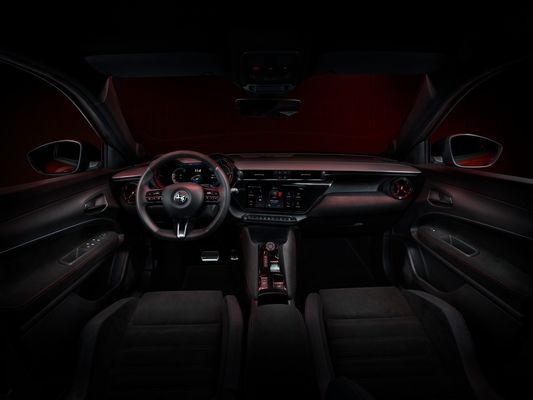 La voiture compacte la plus sportive Alfa Romeo Première EV Milano Avec 2 options de transmission 156ph & 240ph WLTC 240miles