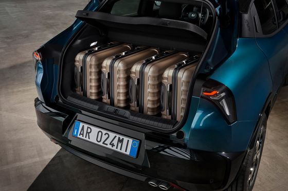 La voiture compacte la plus sportive Alfa Romeo Première EV Milano Avec 2 options de transmission 156ph & 240ph WLTC 240miles