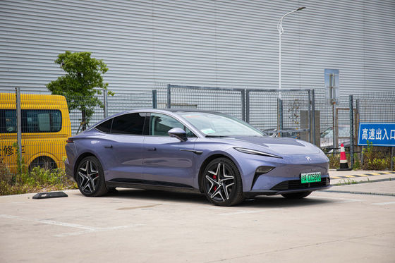 Véhicule purement électrique Feifan F7 est livré avec charge gratuite de la batterie et l'échange pour la vie 500km RWD transmission voiture électrique