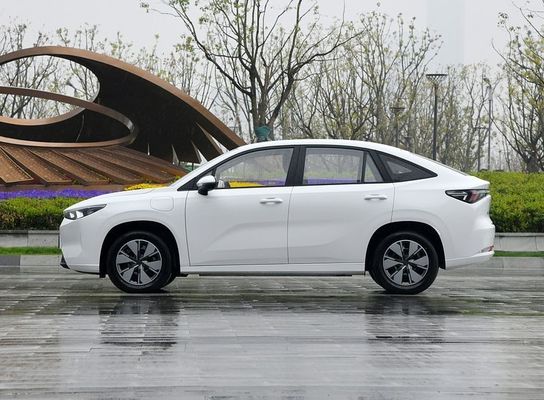 Véhicule purement électrique Geely Cao Cao 60 EV avec batteries échangeables et une autonomie de 415 Km et une charge rapide de 150 km / h
