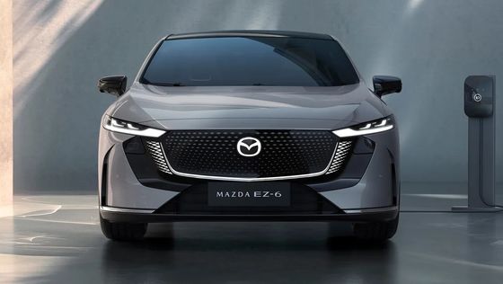 Le premier véhicule purement électrique Mazda EZ-6 est une berline à traction arrière élégante avec