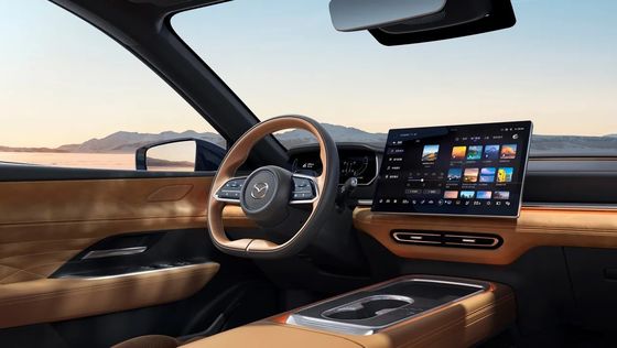 Le premier véhicule purement électrique Mazda EZ-6 est une berline à traction arrière élégante avec