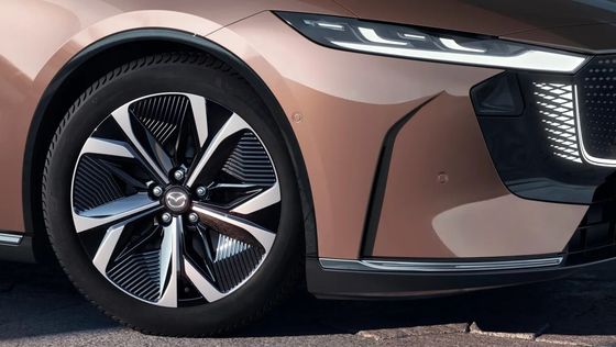 Le premier véhicule purement électrique Mazda EZ-6 est une berline à traction arrière élégante avec