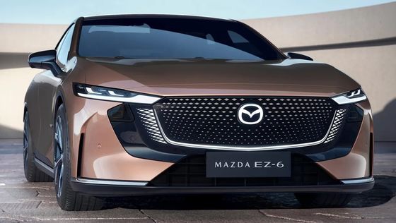 Le premier véhicule purement électrique Mazda EZ-6 est une berline à traction arrière élégante avec