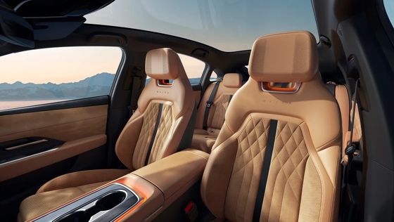 Le premier véhicule purement électrique Mazda EZ-6 est une berline à traction arrière élégante avec