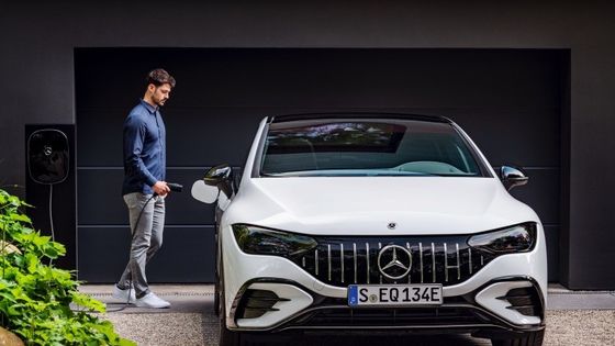 Véhicule électrique à très longue portée Mercedes-Benz EQE AMG 53 4MATIC+avec une puissance de moteur de 460 kW/625P.s 220km/h vitesse maximale