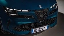 Première voiture électrique compacte Alfa Romeo Junior Electric avec 54,8kwh de batterie et une puissance maximale de 158kW, jusqu'à 345 miles de portée
