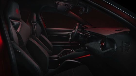 Première voiture électrique compacte Alfa Romeo Junior Electric avec 54,8kwh de batterie et une puissance maximale de 158kW, jusqu'à 345 miles de portée