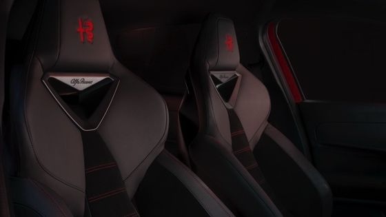 Première voiture électrique compacte Alfa Romeo Junior Electric avec 54,8kwh de batterie et une puissance maximale de 158kW, jusqu'à 345 miles de portée