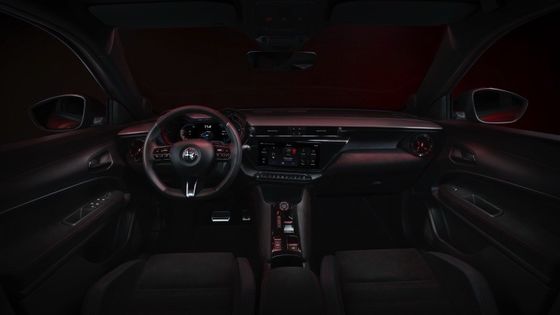 Première voiture électrique compacte Alfa Romeo Junior Electric avec 54,8kwh de batterie et une puissance maximale de 158kW, jusqu'à 345 miles de portée