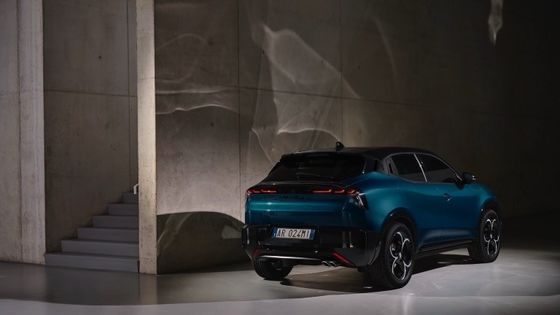 Première voiture électrique compacte Alfa Romeo Junior Electric avec 54,8kwh de batterie et une puissance maximale de 158kW, jusqu'à 345 miles de portée