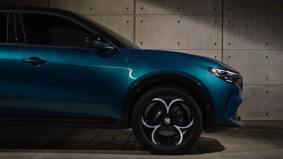 Première voiture électrique compacte Alfa Romeo Junior Electric avec 54,8kwh de batterie et une puissance maximale de 158kW, jusqu'à 345 miles de portée