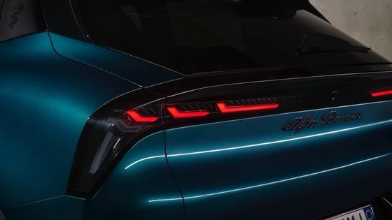 Première voiture électrique compacte Alfa Romeo Junior Electric avec 54,8kwh de batterie et une puissance maximale de 158kW, jusqu'à 345 miles de portée