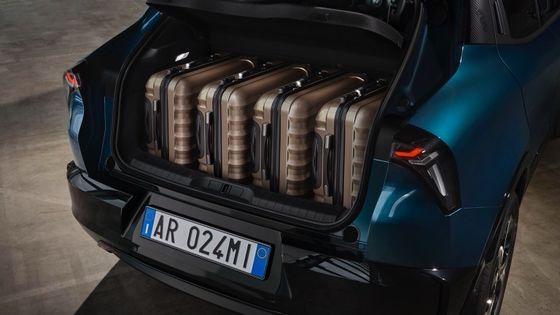 Première voiture électrique compacte Alfa Romeo Junior Electric avec 54,8kwh de batterie et une puissance maximale de 158kW, jusqu'à 345 miles de portée