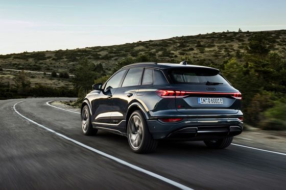 Longue autonomie réclamée avec une charge super rapide de 270 kW et un équipement généreux à l'Audi Q6e-tron, un véhicule purement électrique de 285 kW.