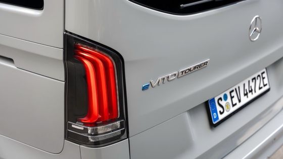 9 places Mercedes-Benz EVito Tourer Long avec un moteur électrique de 201 ch et une batterie utilisable de 90 kWh