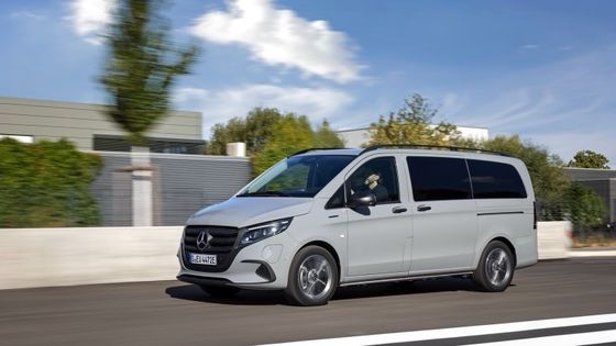 9 places Mercedes-Benz EVito Tourer Long avec un moteur électrique de 201 ch et une batterie utilisable de 90 kWh