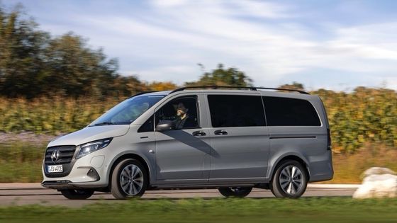 9 places Mercedes-Benz EVito Tourer Long avec un moteur électrique de 201 ch et une batterie utilisable de 90 kWh