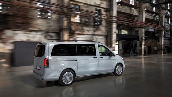 9 places Mercedes-Benz EVito Tourer Long avec un moteur électrique de 201 ch et une batterie utilisable de 90 kWh